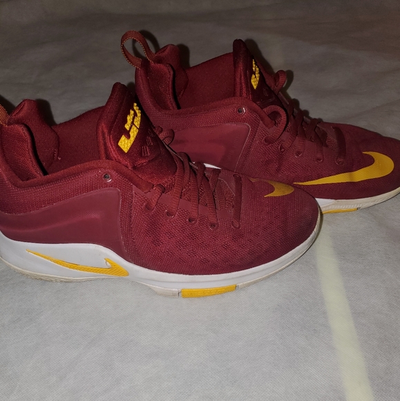 Size 6 Youth Nike LeBron James Zoom Witness Basketball Shoes Cavaliers Wine - Picture 2 of 3